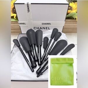 NEW Chanel Takeaways Makeup Bag &
Makeup Brush Bundle